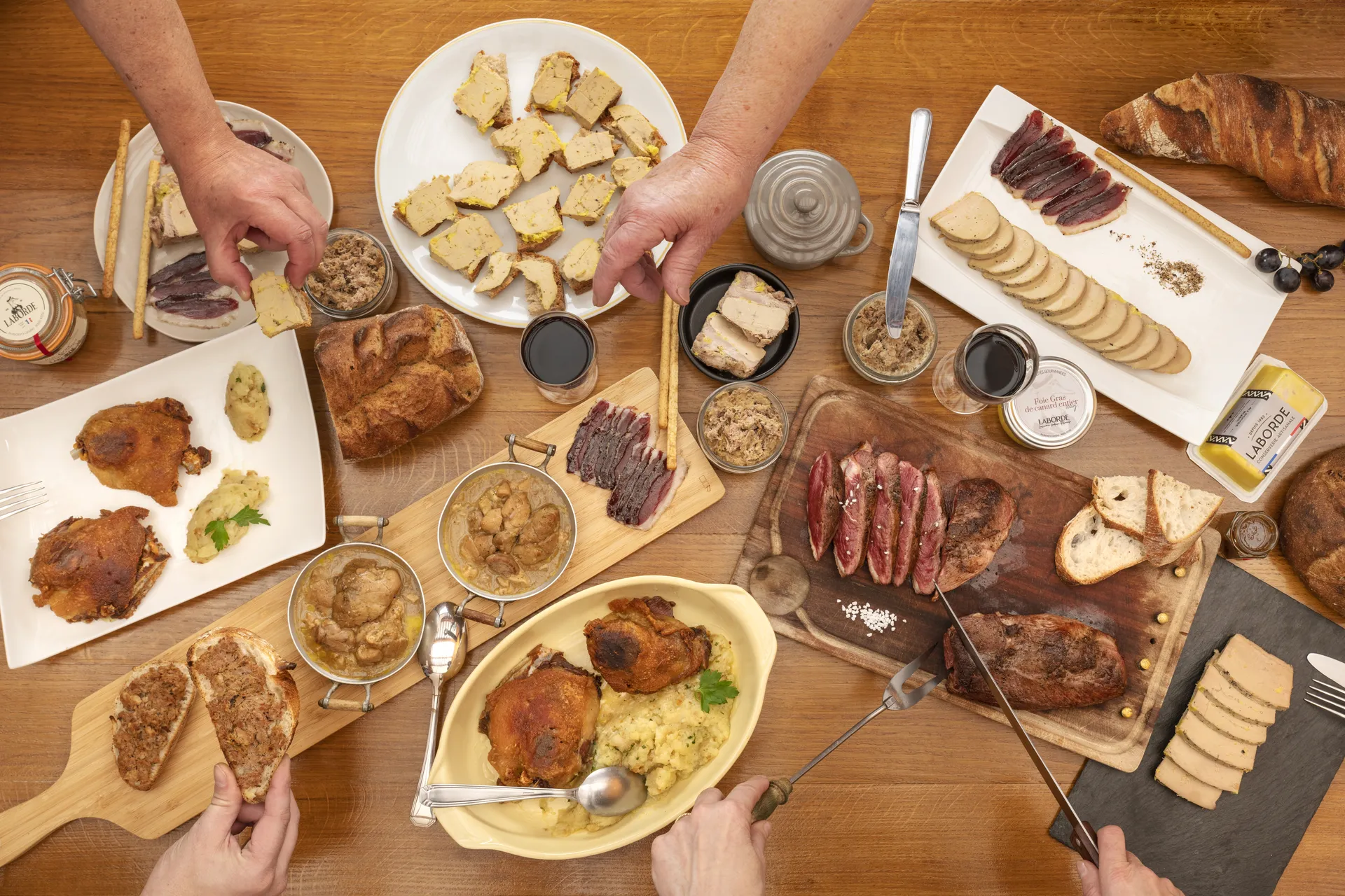 Table garnie de foie gras, magrets et terrines de la conserverie Laborde